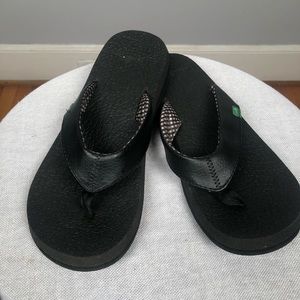 Sanuk flip flops- size 7- black